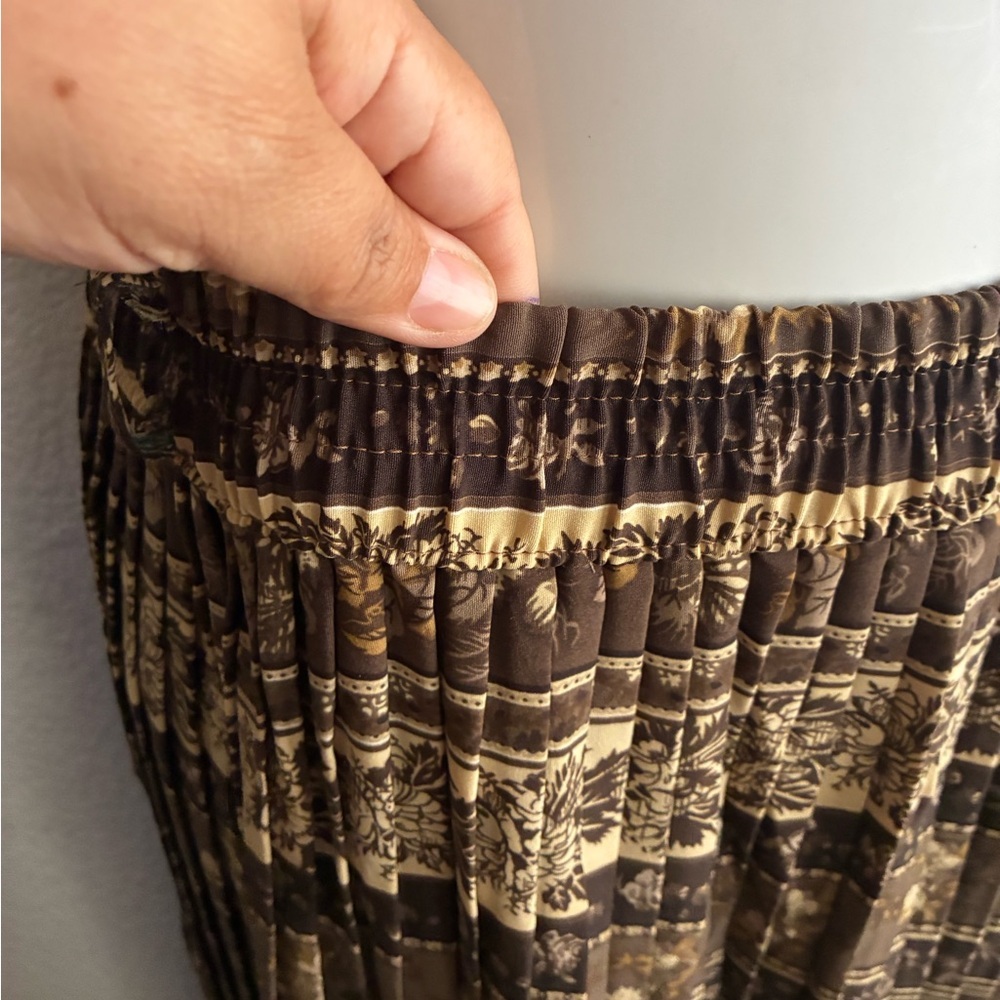 Korean Retro Women's High Waisted Pleated A-line Long Skirt - Picture 5 of 13